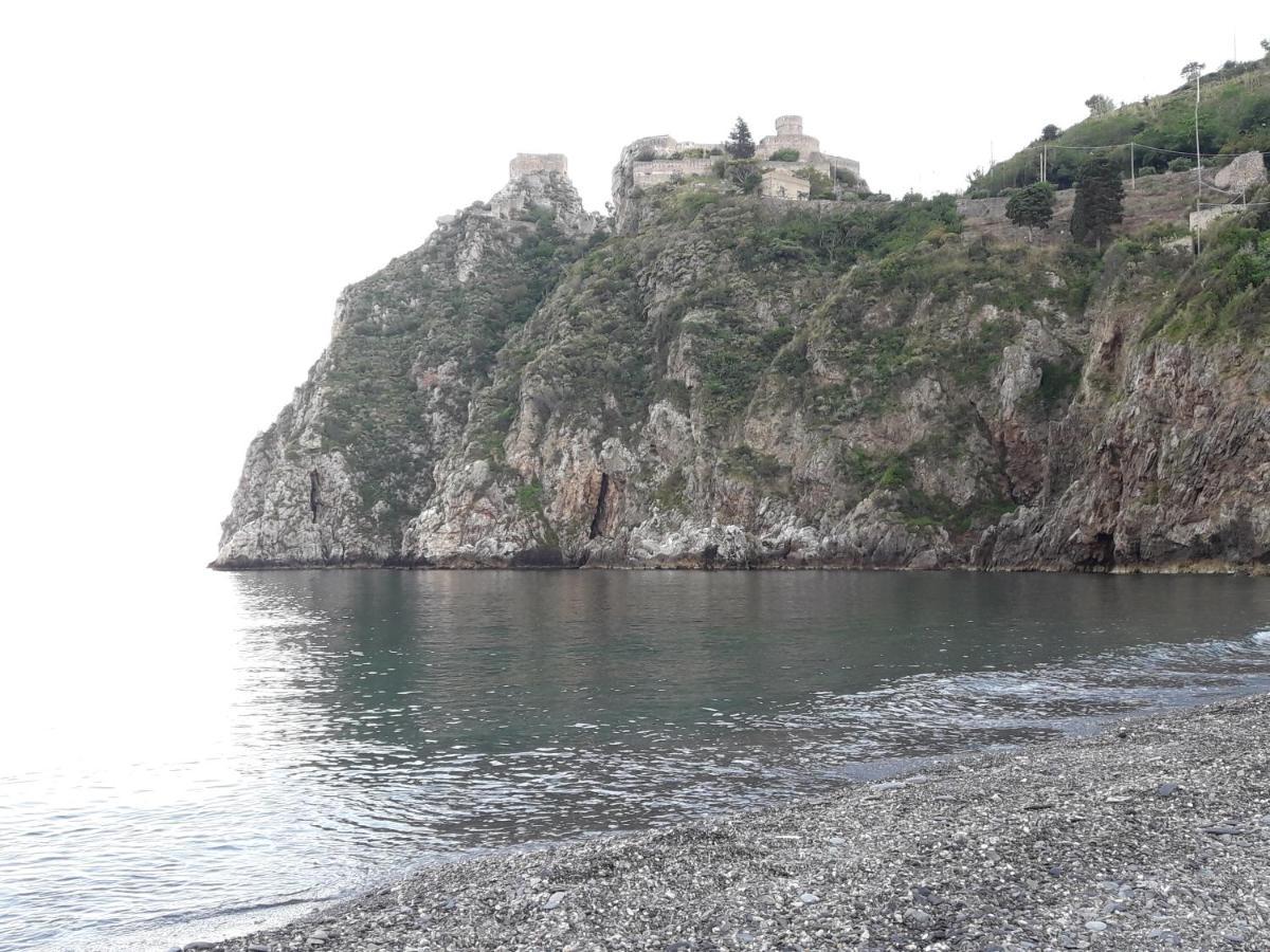 Casa Nupi Lägenhet SantʼAlessio Siculo Exteriör bild